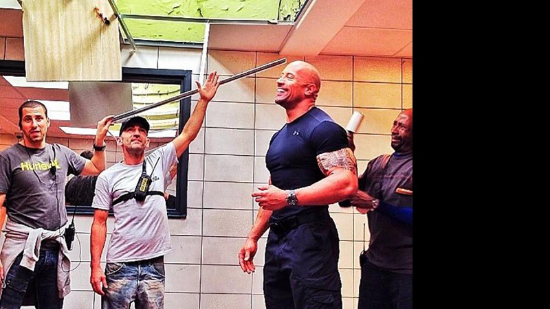 Dwayne Johnson no set de <i>Velozes e Furiosos 6</i> - Reprodução/Twitter