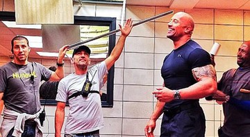 Dwayne Johnson no set de <i>Velozes e Furiosos 6</i> - Reprodução/Twitter