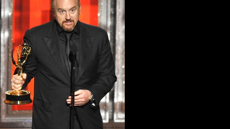 Louie C.K. com seu Emmy pela série <i>Louie</i> - AP