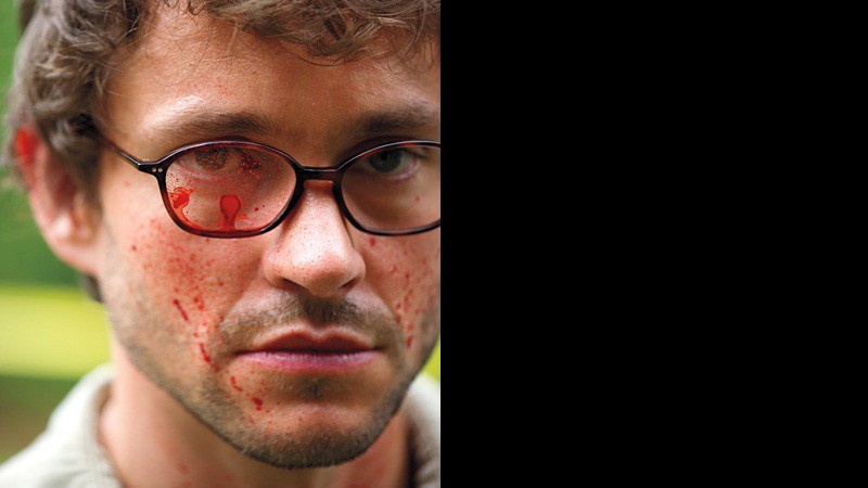 Will Graham (Hugh Dancy) com sangue nos óculos em <i>Hannibal</i> - Reprodução / EW