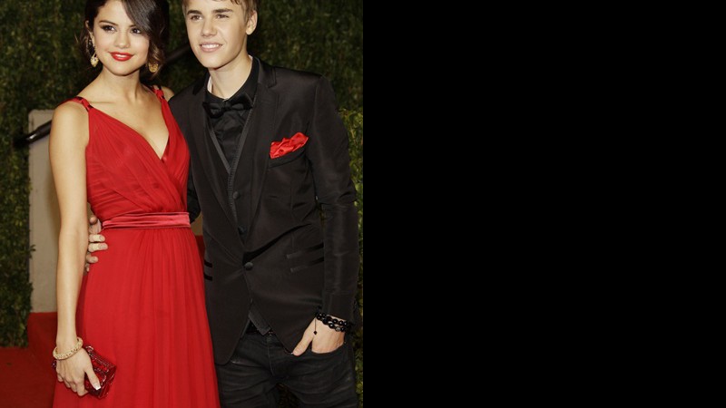 <b>Justin Bieber e Selena Gomez</b> - Selena Gomez e Justin Bieber chegando à festa pós-Oscar da revista <i>Vanity Fair</i>, na Sunset Tower, em Los Angeles, Califórnia, no dia 27 de fevereiro de 2011.
 - AP