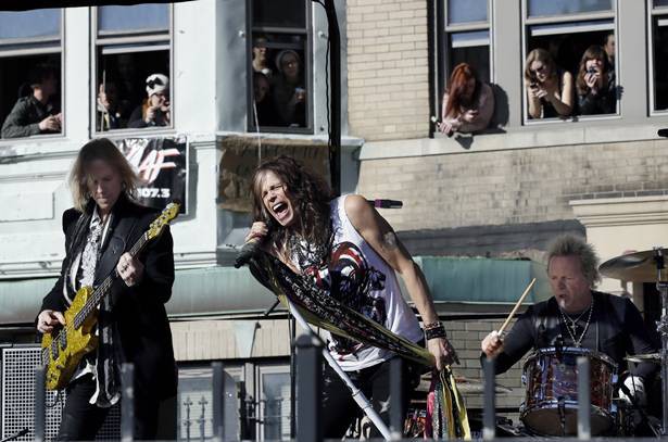 O Aerosmith se apresenta em frente ao prédio onde a banda morou, em Boston, há mais de 40 anos - AP