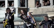 O Aerosmith se apresenta em frente ao prédio onde a banda morou, em Boston, há mais de 40 anos - AP