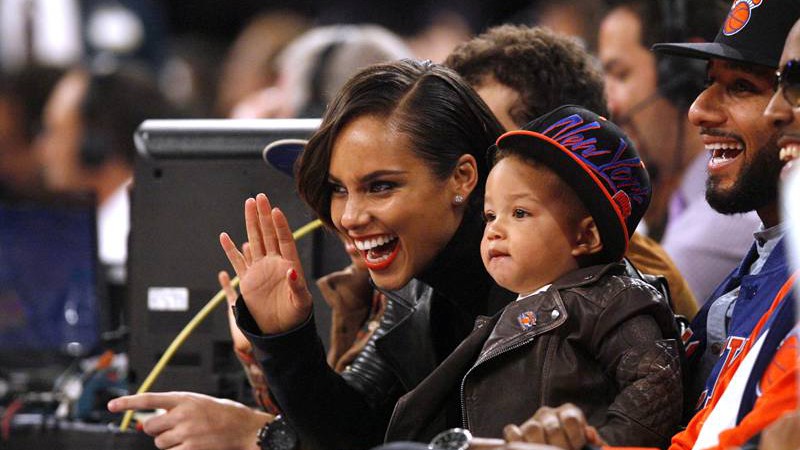 Alicia Keys ao lado do filho, Egypt, e do marido, Swizz Beatz, em um jogo de basquete em novembro de 2012, nos Estados Unidos - AP