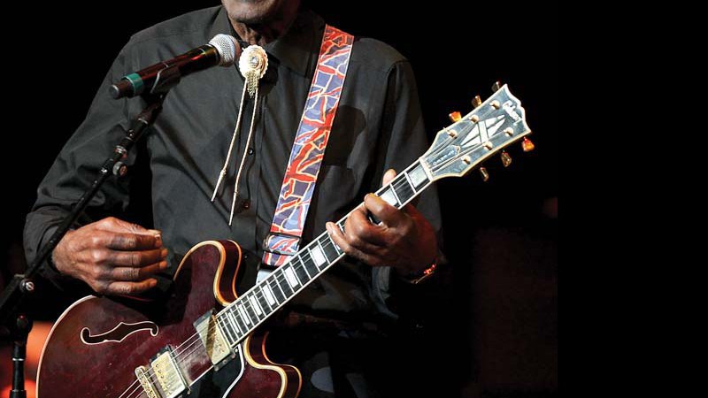 <b>SEM VENCIMENTO</b> Chuck Berry ao vivo em Cleveland: ele não pretende parar de fazer shows - JOSHUA GUNTER/ THE PLAIN DEALER/LANDOV