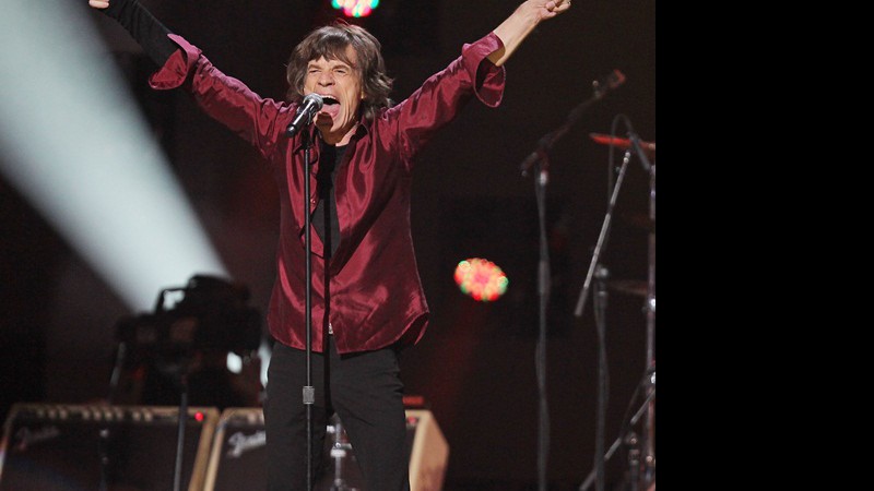 Mick Jagger desfilou toda sua habilidade como dançarino em "Jumpin' Jack Flash" - AP