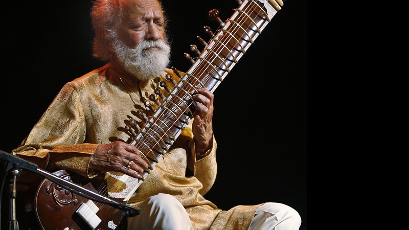 O "Padrinho da World Music" <b>Ravi Shankar</b>, mestre da cítara que ajudou a popularizar a música indiana nos anos 60, morreu aos 92 anos em 11 de dezembro. Ele influenciou a cultura hippie e artistas como Beatles, Grateful Dead e John Coltrane. - AP