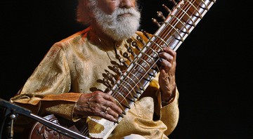 O "Padrinho da World Music" <b>Ravi Shankar</b>, mestre da cítara que ajudou a popularizar a música indiana nos anos 60, morreu aos 92 anos em 11 de dezembro. Ele influenciou a cultura hippie e artistas como Beatles, Grateful Dead e John Coltrane. - AP