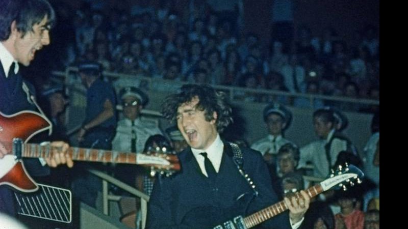 George Harrison e John Lennon em uma das imagens que serão leiloadas - Dr Robert Beck/Omega Auctions/PA Wire / Divulgação