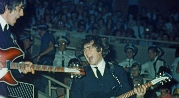 George Harrison e John Lennon em uma das imagens que serão leiloadas - Dr Robert Beck/Omega Auctions/PA Wire / Divulgação