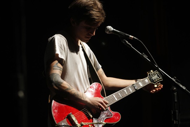 O guitarrista Thomas Fekete, do Surfer Blood. - Taiz Dering / Divulgação