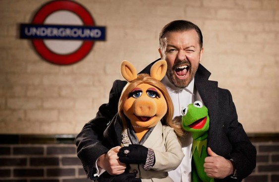 Ricky Gervais estrela <i>The Muppets... Again!</i>. No elenco também estão Tina Fey e Ty Burrell - Reprodução