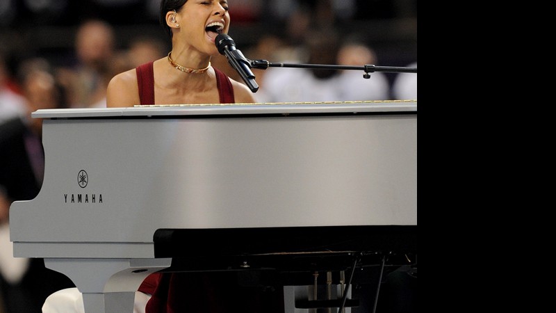 Alicia Keys se emocionou ao cantar o hino nacional dos Estados Unidos antes da final do campeonato de futebol americano - AP