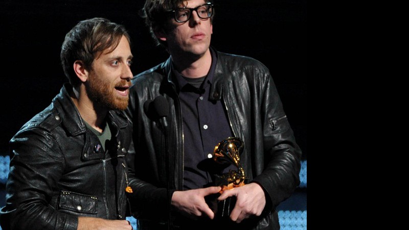 O Black Keys aceitando o prêmio de Melhor Performance de Rock do ano no Grammy 2013, por "Lonely Boy" - AP