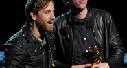 O Black Keys aceitando o prêmio de Melhor Performance de Rock do ano no Grammy 2013, por "Lonely Boy" - AP