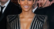 Halle Berry chega ao Oscar 2013. Atriz apresentou homenagem a James Bond - AP