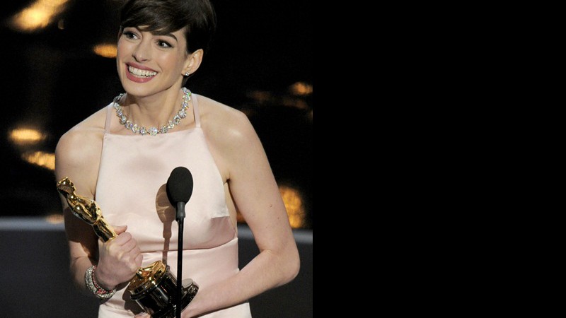 Anne Hathaway recebe o Oscar de Melhor Atriz Coadjuvante por <i>Os Miseráveis</i> - AP