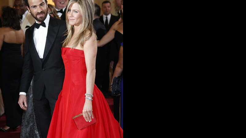 Jennifer Aniston chega ao Oscar 2013 ao lado do namorado, Justin Theroux - AP