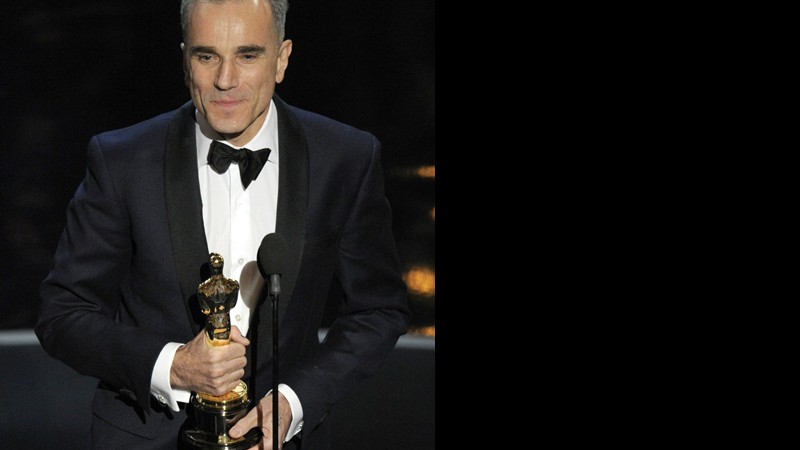 Daniel Day-Lewis terminou seu discurso oferecendo o Oscar à mãe - AP