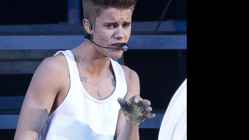 Justin Bieber faints backstage at London concert