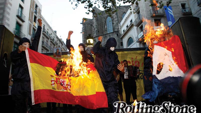 <b>NO LIMITE</b> Separatistas queimam a bandeira da espanha na Diada (dia nacional da Catalunha) em Barcelona, em 11 de setembro de 2008