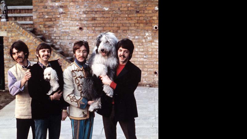 Os Beatles e alguns amigos caninos em 1967; - HENRY GROSSMAN