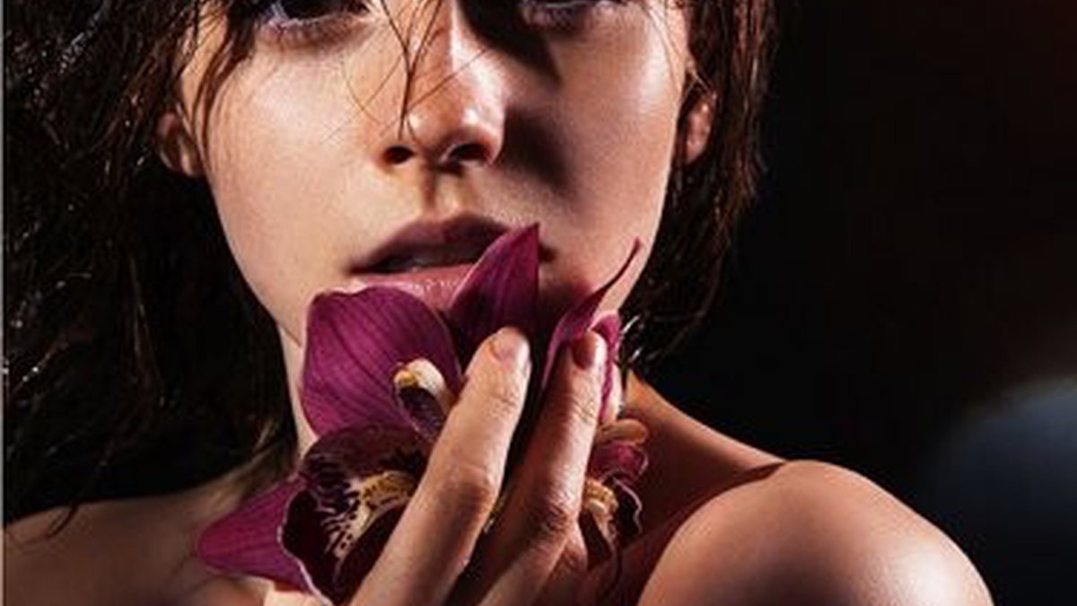 Emma Watson posa nua para livro que celebra a beleza natural