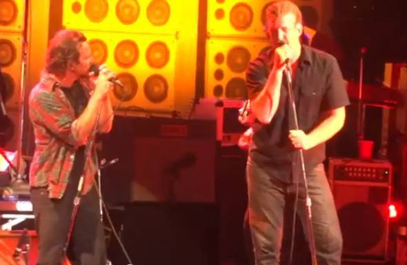 Pearl Jam e Josh Homme - Reprodução/Vídeo