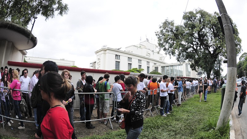 A chuva da manhã desta sexta, 29, deixou alguns espaços de barro no gramado e dificulta a travessia da pista equestre localizada entre a entrada e os palcos. - Carolina Vianna