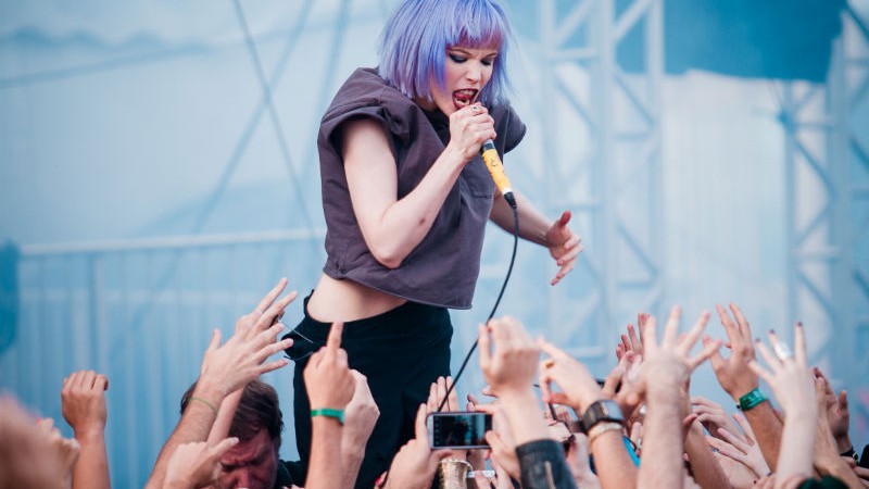 A performance desregrada da vocalista Alice Glass transformou o palco Alternativo em caos sonoro.  - Divulgação / Lollapalooza