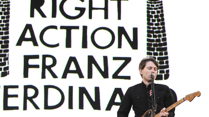 O fundo do palco dizia Right Action Franz Ferdinand - Carolina Vianna