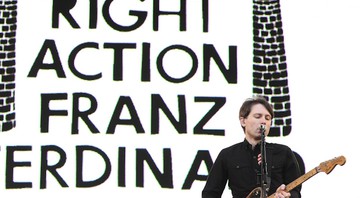 O fundo do palco dizia Right Action Franz Ferdinand - Carolina Vianna