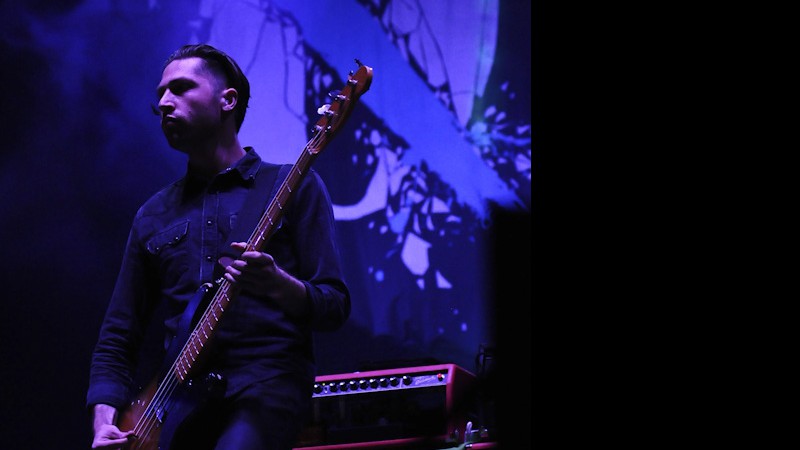 Josh Homme entrou em cena usando a bandeira do Brasil estilizada que aparece na imagem - Carolina Vianna