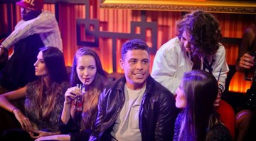 Ronaldo é rodeado por mulheres na gravação do clipe.  - Clayton Vasconcelos / Divulgação