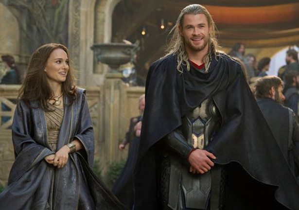 Natalie Portman e Chris Hemsworth reprisam personagens da franquia da Marvel em <i>Thor: Um Mundo Sombrio</i> - Reprodução / USA Today