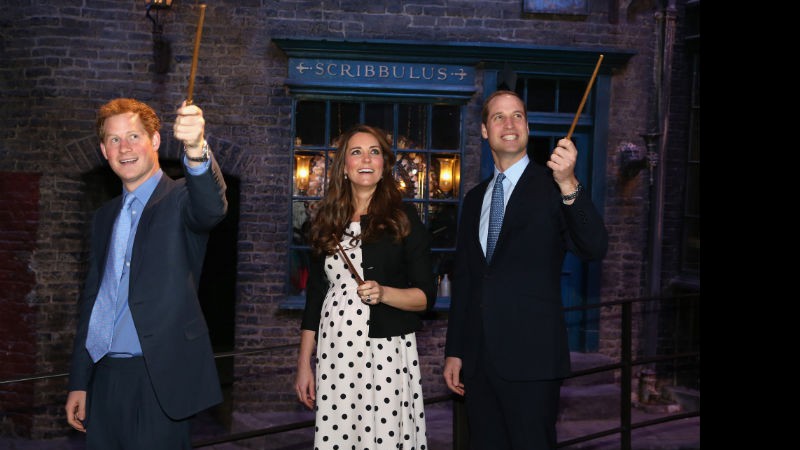 Os duques de Cambridge, William e Kate Middleton, e o príncipe Harry mostraram conhecer a história de <i>Harry Potter</i> em visita aos estúdios - AP