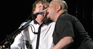 Paul McCartney e o baterista Abe Laboriel Jr. dividem o microfone em "Hope of Deliverance"; no ombro de Paul, o gafanhoto "Harold" - Pablo Miyazawa