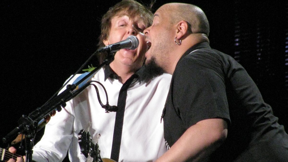 Paul McCartney e o baterista Abe Laboriel Jr. dividem o microfone em "Hope of Deliverance"; no ombro de Paul, o gafanhoto "Harold" - Pablo Miyazawa