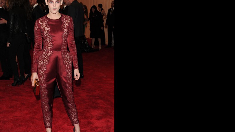 O look de Stella McCartney usado por Kristen Stewart foi um dos mais chamativos da noite. - AP