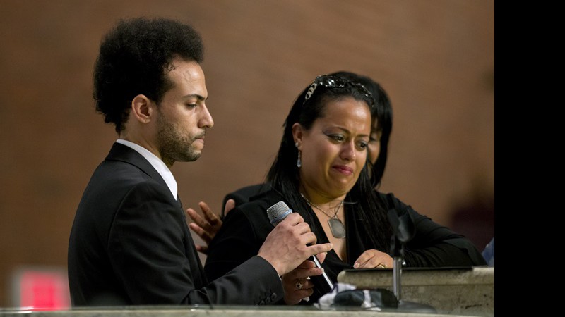 Chris Smith, do Kris Kross, no funeral do companheiro de banda Chris Kelly. - AP