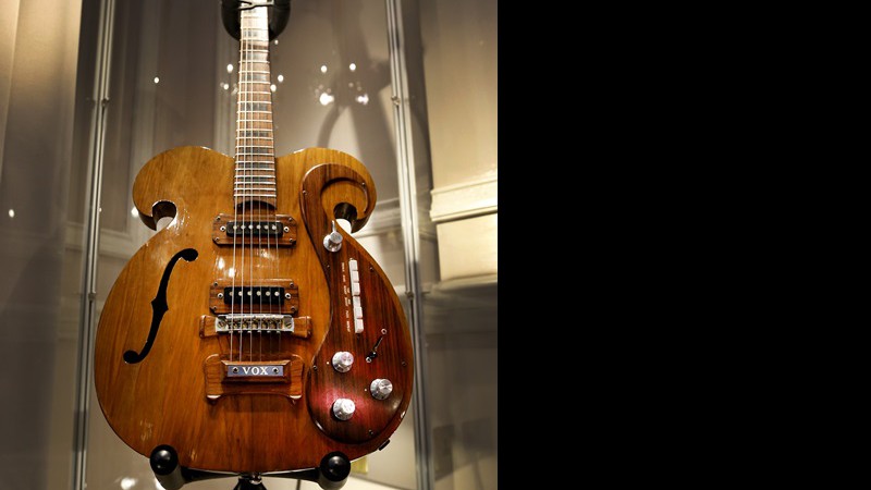 Guitarra dos Beatles leiloada e vendida por US$ 408 mil - AP