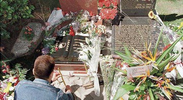 <b>DESCANSO FINAL</b> Os túmulos de Bruce e Brandon Lee, em Seattle - AFP PHOTO/Dan Levine