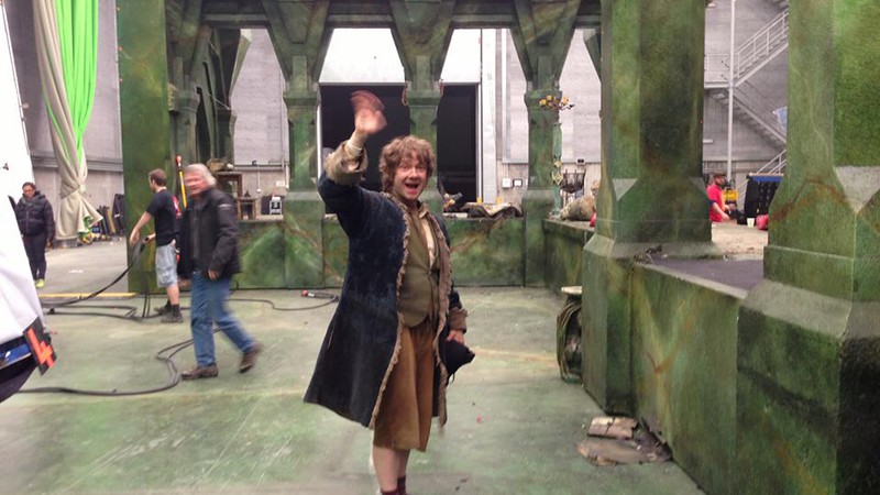 Martin Freeman acena no set de filmagem da trilogia <i>O Hobbit</i>. - Reprodução / Facebook