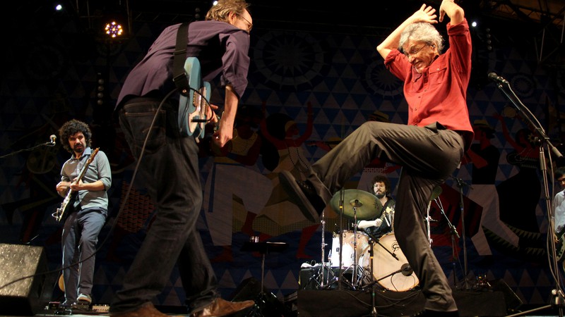 Caetano Veloso e Arto Lindsey juntos no palco - Costa Neto/Secult-PE