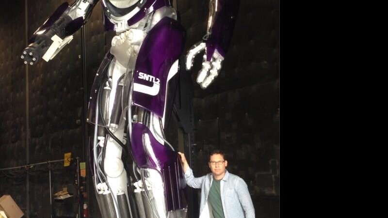 Bryan Singer e Sentinela.  - Reprodução / Twitter