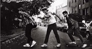 <b>FILA INDIANA</b>
Ad-Rock, Mike D e MCA nos primórdios do Beastie Boys, retratados por Ricky Powell
 - Ricky Powell