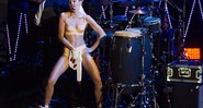 Miley Cyrus e sua "mão postiça" - Charles Sykes/AP