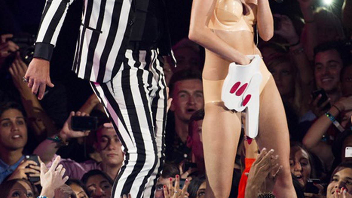 Robin Thicke e Miley Cyrus em uma das performances mais quentes e comentadas do VMAs - Charles Sykes/AP