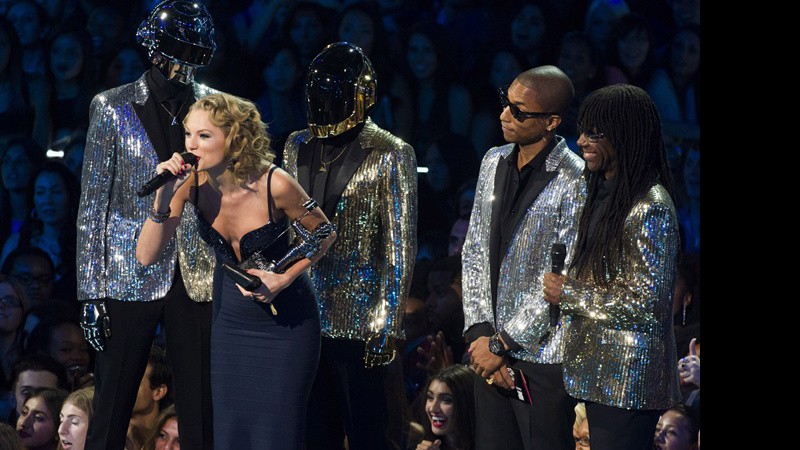 Taylor Swift recebe o prêmio das mãos do Daft Punk, Pharrell e Nile Rodgers - e aproveita para alfinetar o ex-affair Harry Styles, do One Direction - Charles Sykes/AP