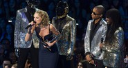 Taylor Swift recebe o prêmio das mãos do Daft Punk, Pharrell e Nile Rodgers - e aproveita para alfinetar o ex-affair Harry Styles, do One Direction - Charles Sykes/AP